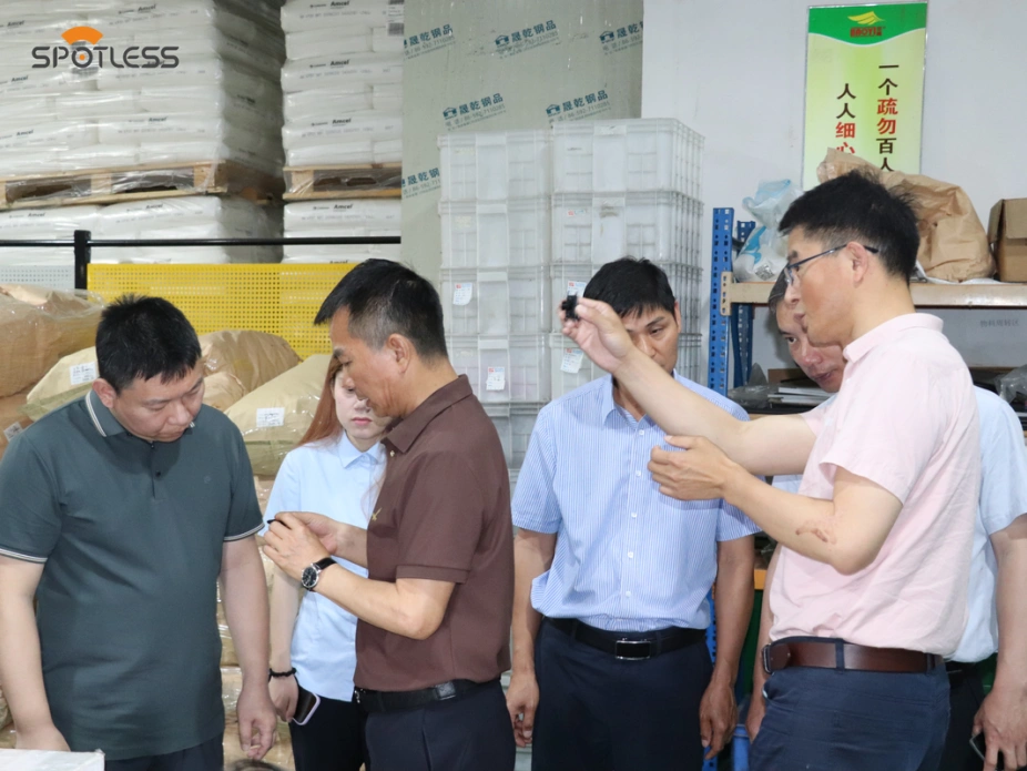 Visita de clientes à fábrica de lâminas de limpador SPOTLESS: um passo em direção ao fornecimento confiável